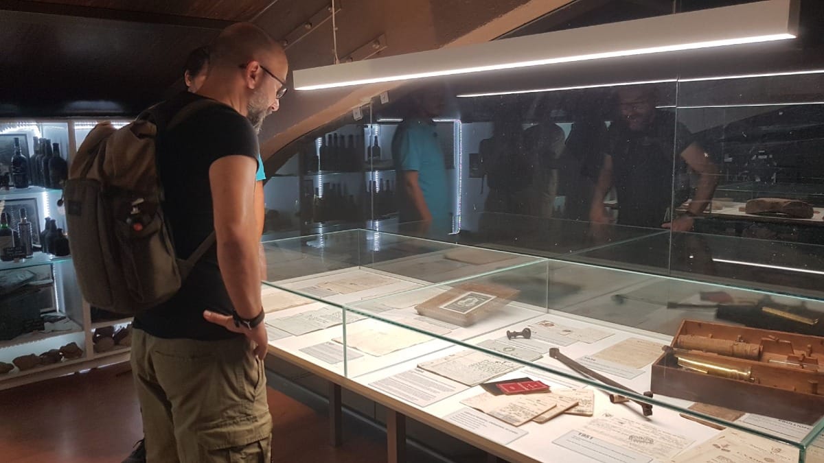 Sección del museo que muestra herramientas antiguas para la elaboración del vino y registros familiares en Quinta de Santa Eufémia.