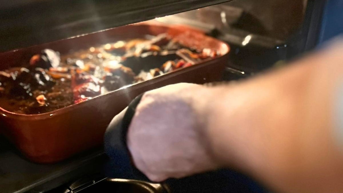 Disfruta de los aromas y sabores de la cocina azoriana de cocción lenta recién salida del horno