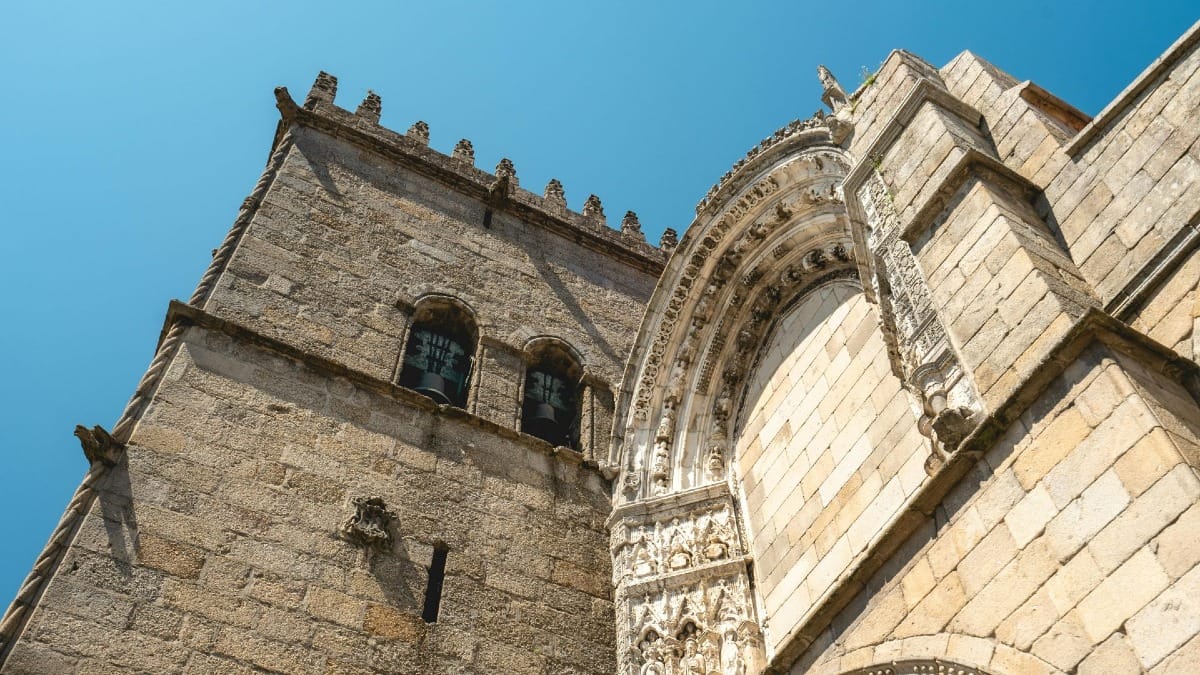 Igreja de Nossa Senhora da Oliveira, no coração de Guimarães, visitada durante um tour de Braga e Guimarães com a Cooltour Oporto