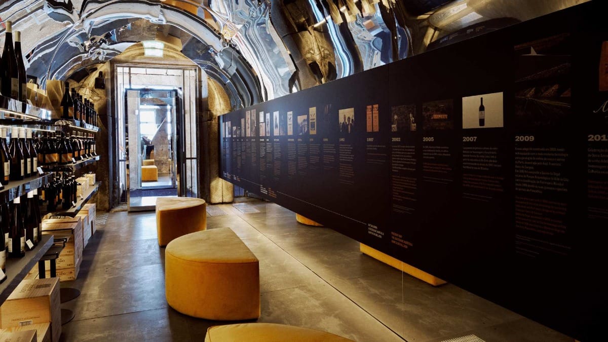 Couloir de la boutique Vallado avec plafond miroir et frise chronologique historique