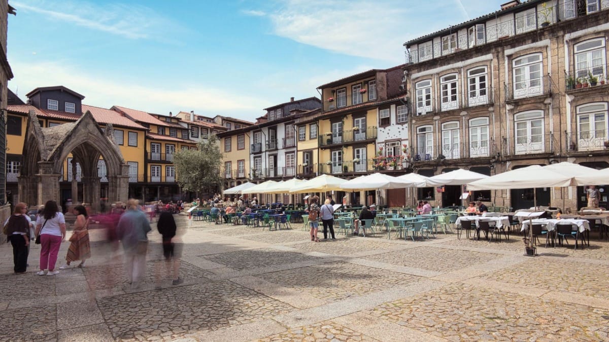 Monumento del Padrão do Salado en el Largo da Oliveira en Guimarães, uno de los puntos destacados del tour de Braga y Guimarães con Cooltour Oporto