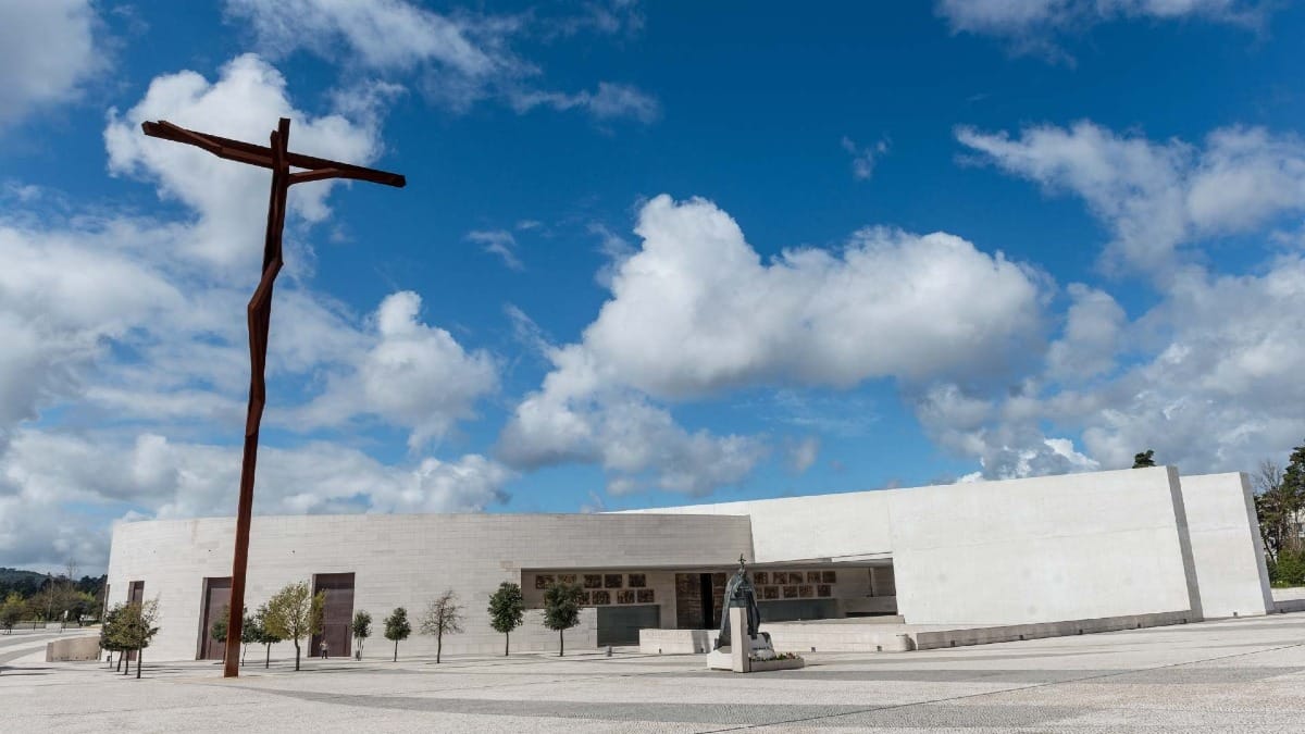 Sy5M fatima private walking tour basilica holy trinity modern