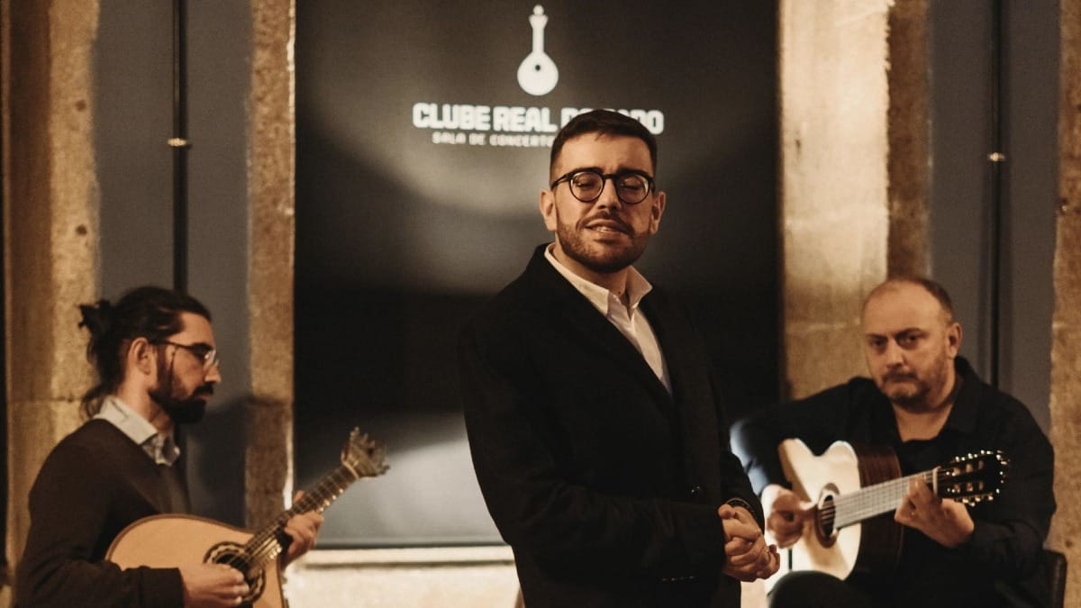Trio de musiciens de Fado en concert live dans un bar à vin intimiste du quartier historique de Porto