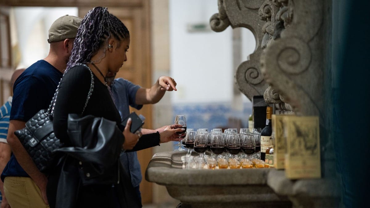 Intérieur d’un monastère historique à Porto, Portugal, avec des verres de vin de Porto et de liqueur enrichissant l’expérience du spectacle de Fado