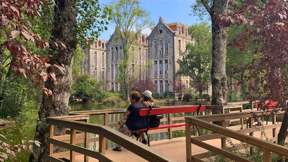 TSm2 caldas rainha tourists park bench view