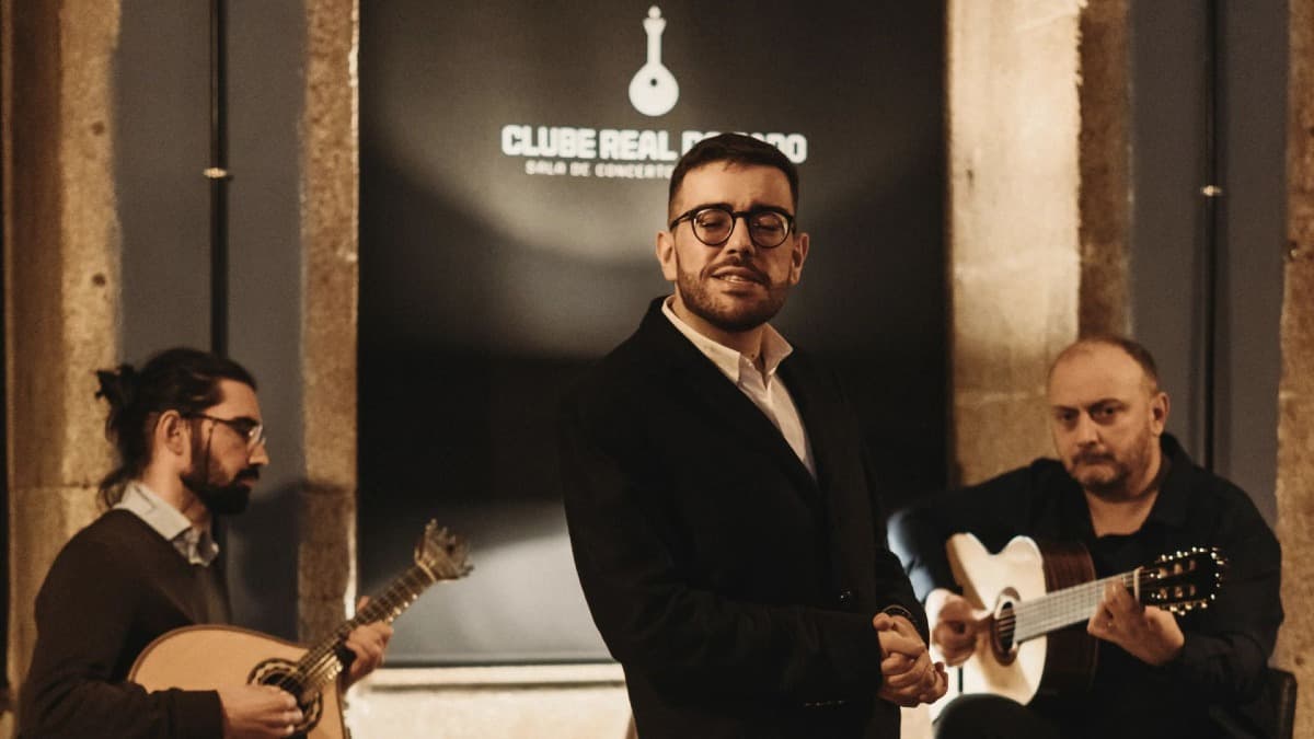 Espectáculo Íntimo de Fado en Oporto con Vino en un Bar Local