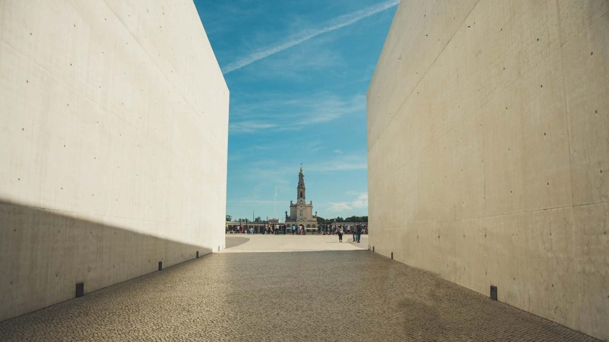 Tqe6 fatima private walking tour basilica framed by modern walls