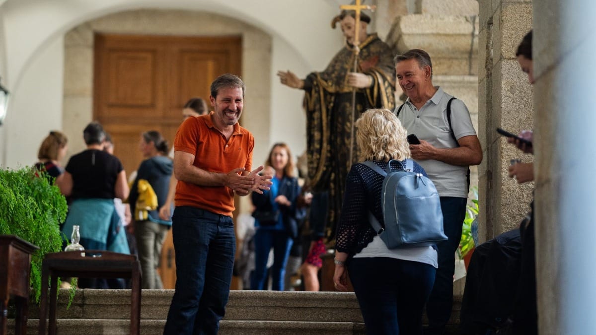 Invités discutant à l'intérieur d'un monastère historique à Porto, Portugal, avant un concert de Fado