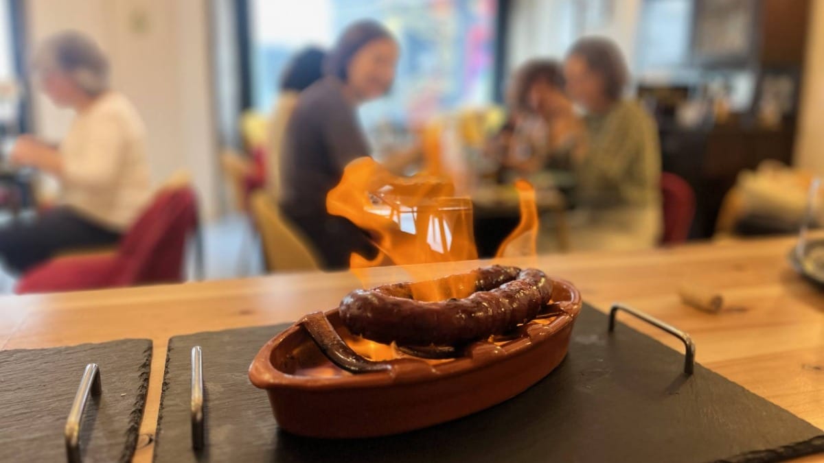 Uno de los platos estrella de la gastronomía azoriana, maridado con vino local y buena conversación