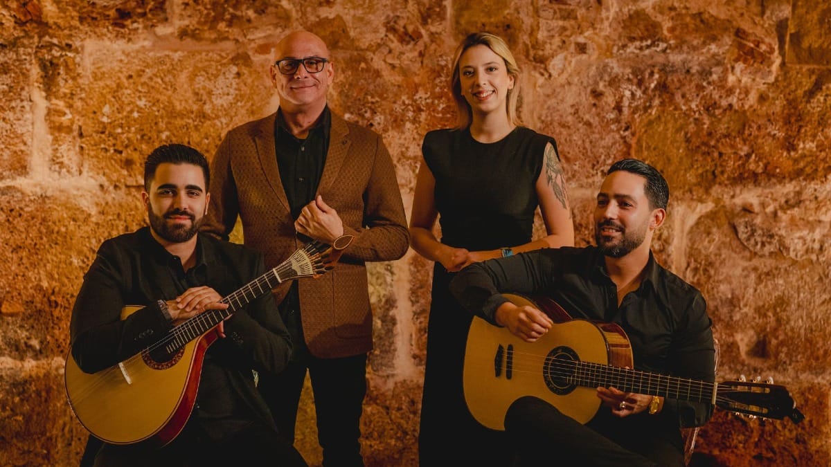U0Lo fado musicians traditional lisbon music