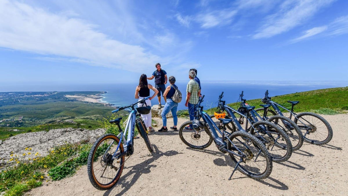 Parada panorámica con vistas al océano Atlántico durante la ruta en bicicleta eléctrica por la costa de Sintra