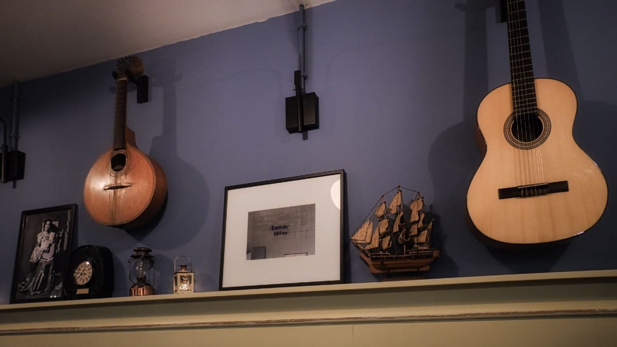 Guitares traditionnelles portugaises et classiques, enrichissant l'expérience culturelle du Dîner de Fado & Excursion Nocturne avec Cooltour Oporto