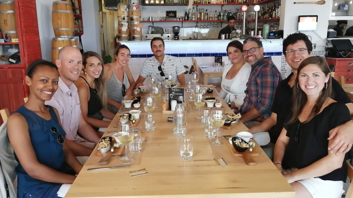Participantes a saborear pratos tradicionais portugueses numa paragem num restaurante local de Lagos