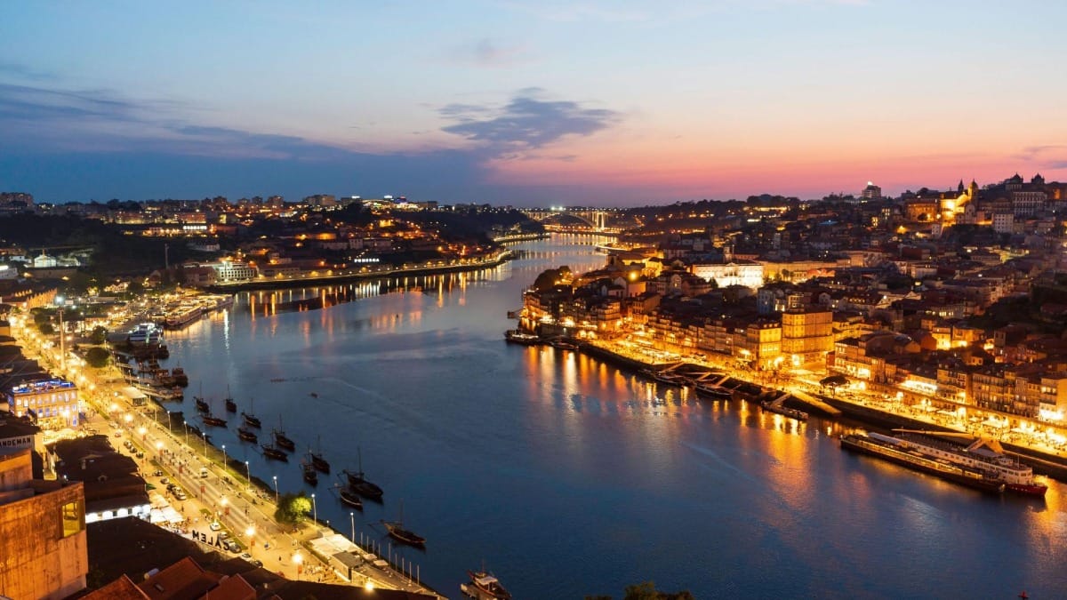 Ambiente tranquilo al atardecer sobre el Río Duero durante la Cena de Fado y Tour Nocturno en Oporto con Cooltour Oporto