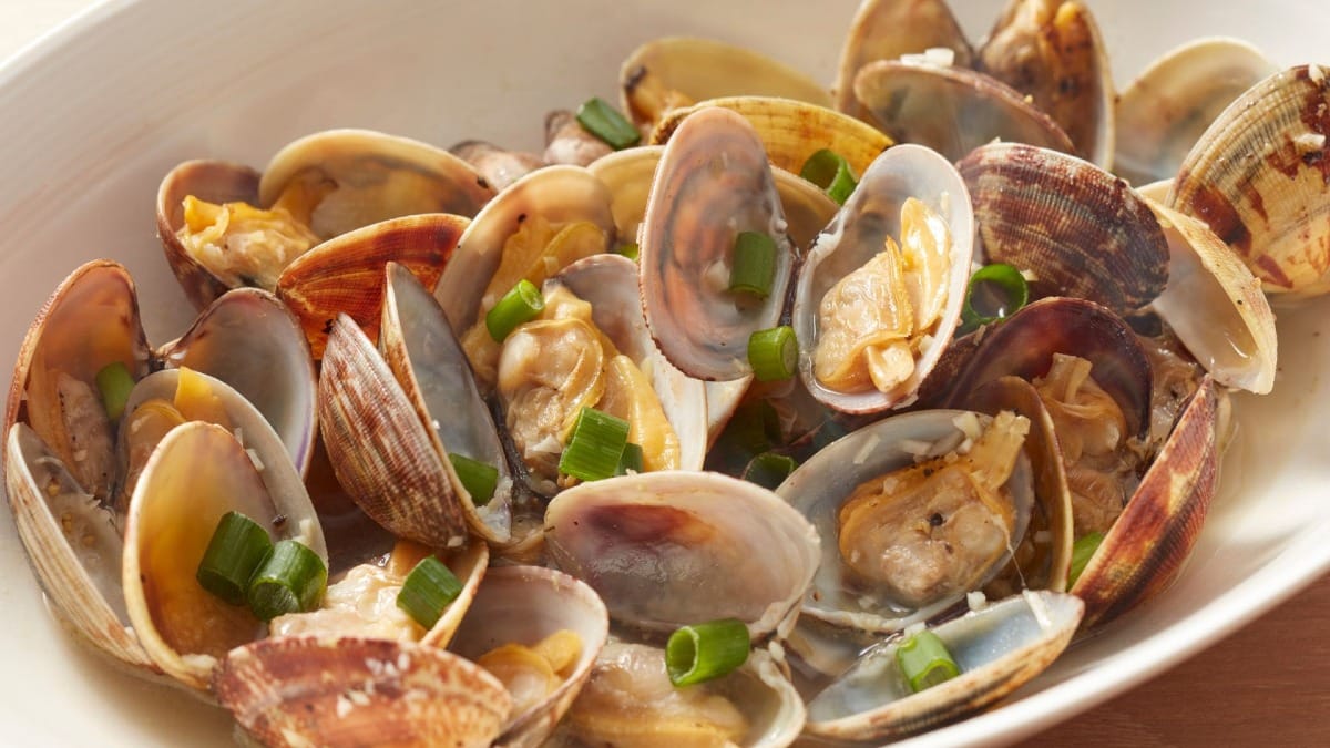 Amêijoas cozinhadas com alho e vinho branco, uma especialidade típica do Algarve