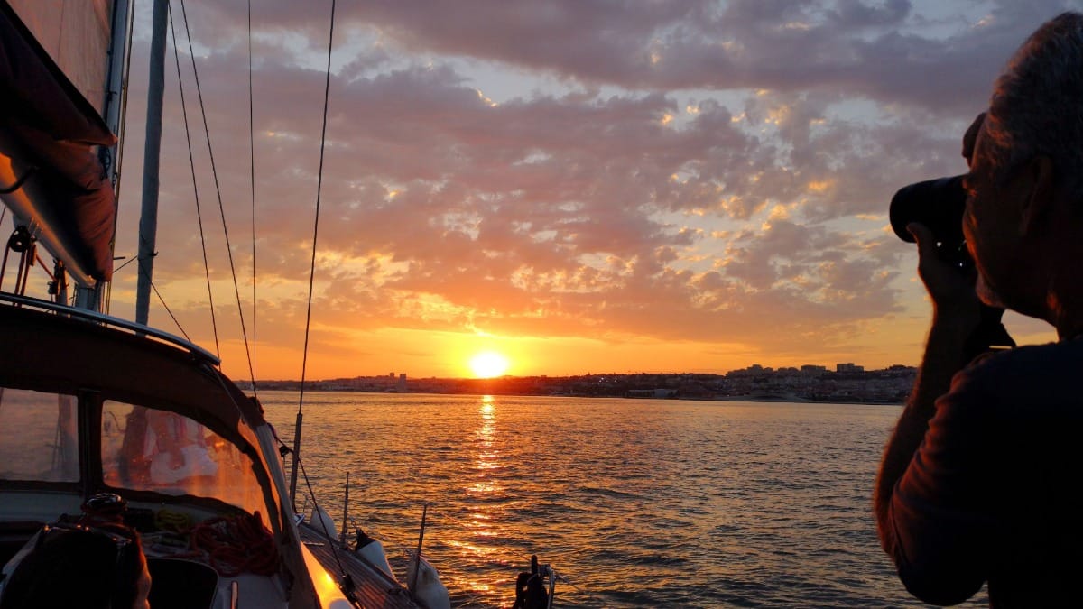 Ux6Q golden hour photo private boat tour lisbon