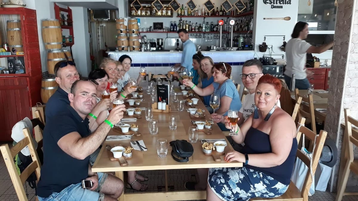 Grupo de participantes brindando com cerveja artesanal algarvia num restaurante em Lagos