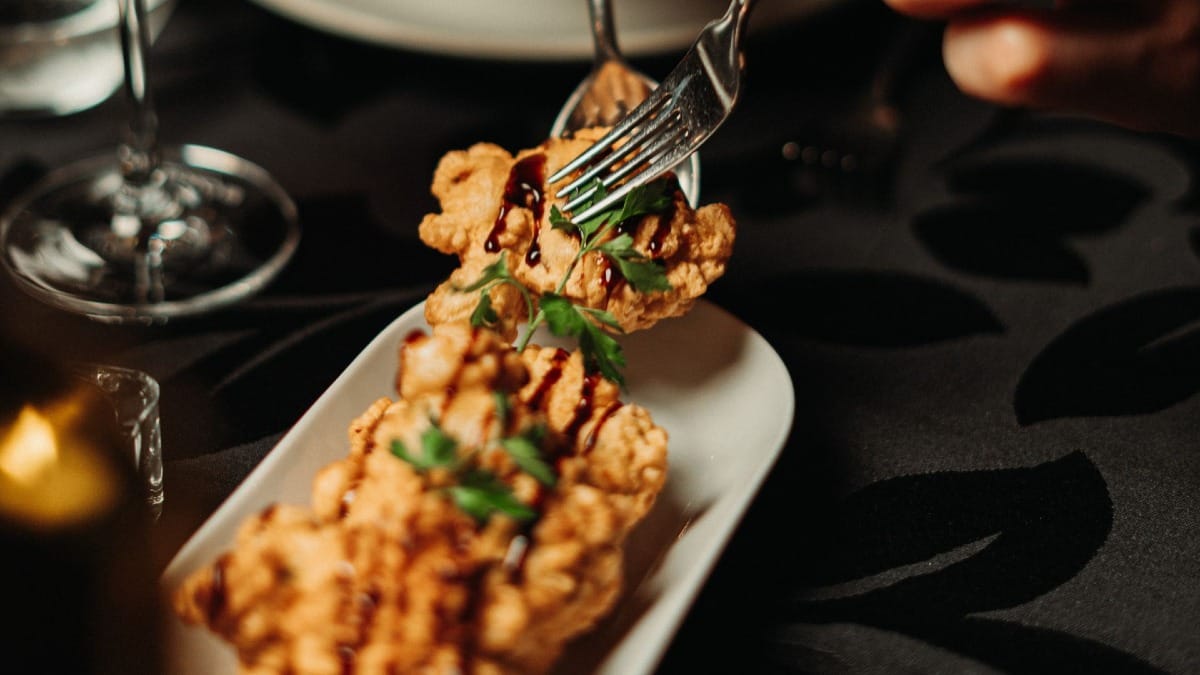 Restaurante com espetaculo de Fado no Porto servindo entradas de bacalhau