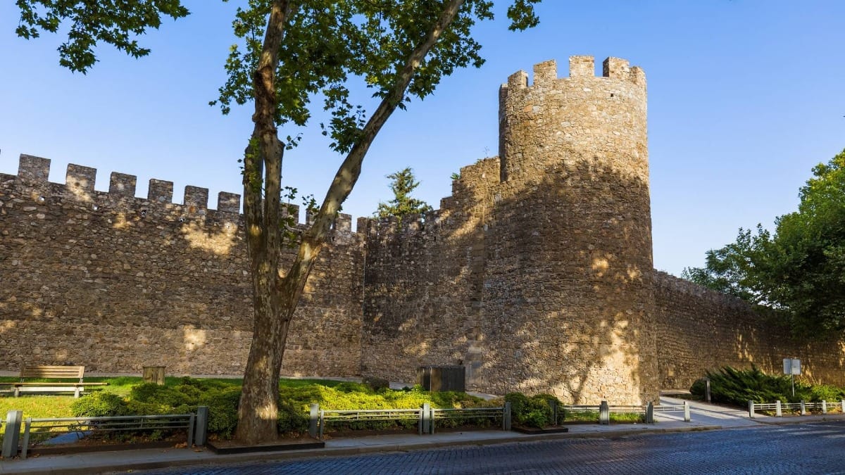 Las antiguas murallas medievales de Évora, que durante siglos protegieron esta ciudad declarada Patrimonio de la Humanidad por la UNESCO.