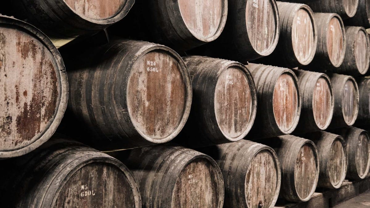 Close-up de barris de madeira envelhecidos usados para a maturação do vinho do Porto Tawny na adega Quinta do Vallado
