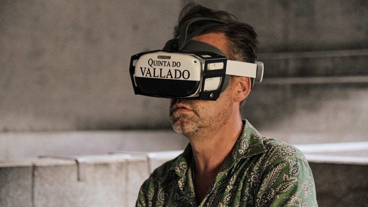 Visiteur portant un casque VR lors d'une visite immersive en réalité virtuelle à la cave Quinta do Vallado