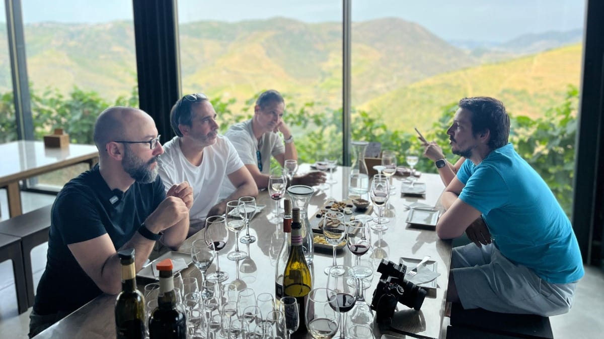 Cata íntima de vinos con vistas panorámicas al valle del Duero en Quinta de Santa Eufémia.