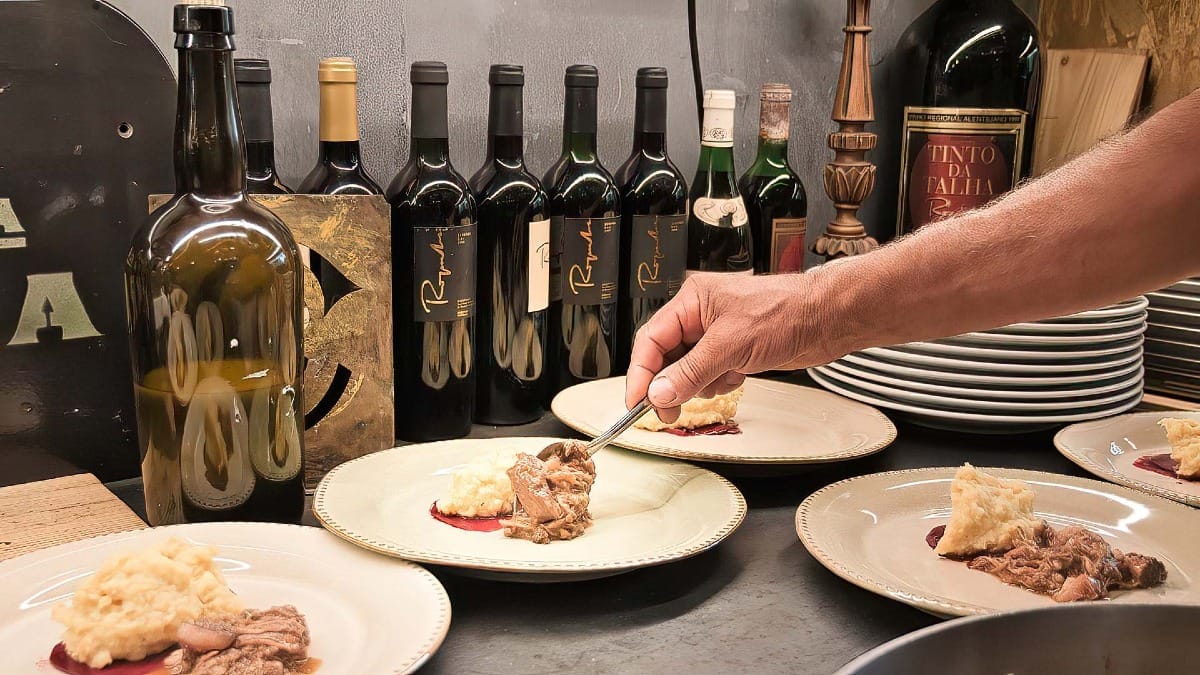 De la cocina a la mesa: platos del Duero preparados con esmero y maridados con vinos de la finca.