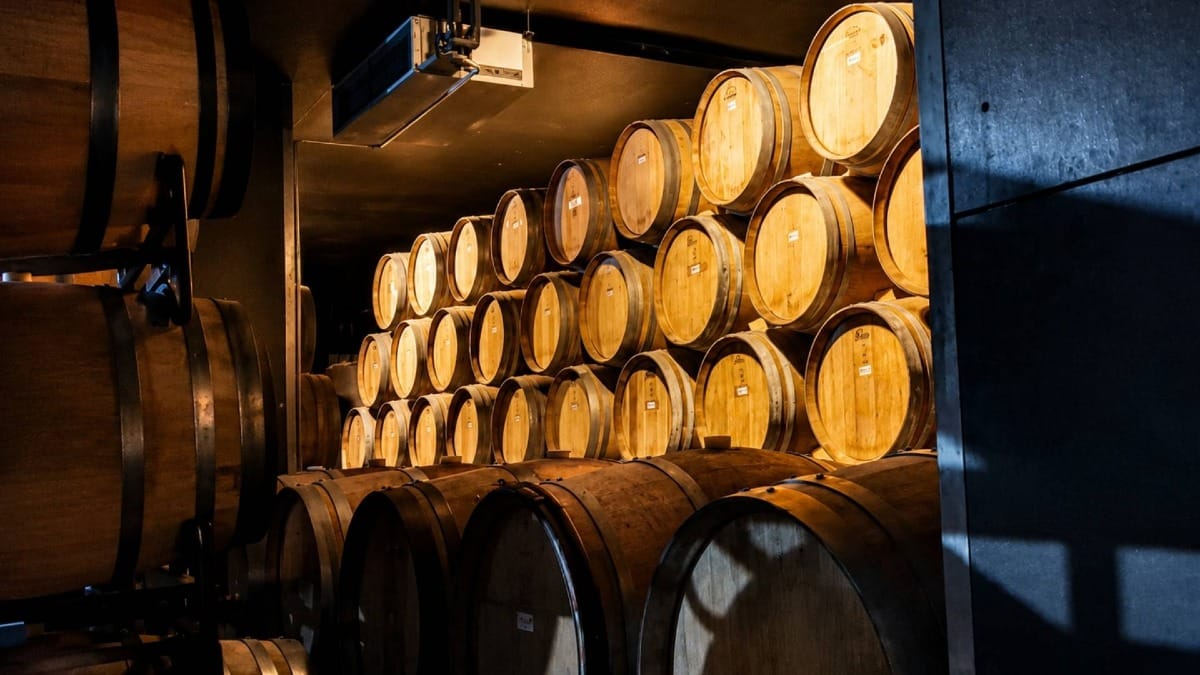 L’élevage en barrique joue un rôle essentiel dans la gamme de vins premium du domaine