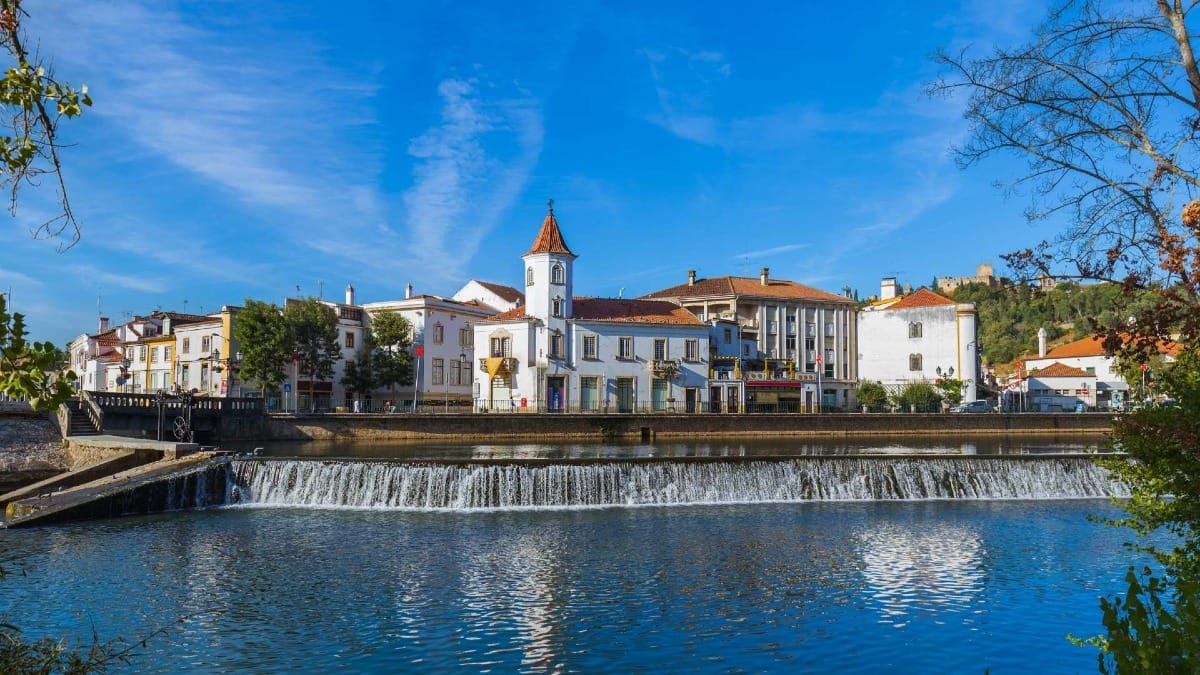 XSzg private tomar walking tour nabao river cityscape