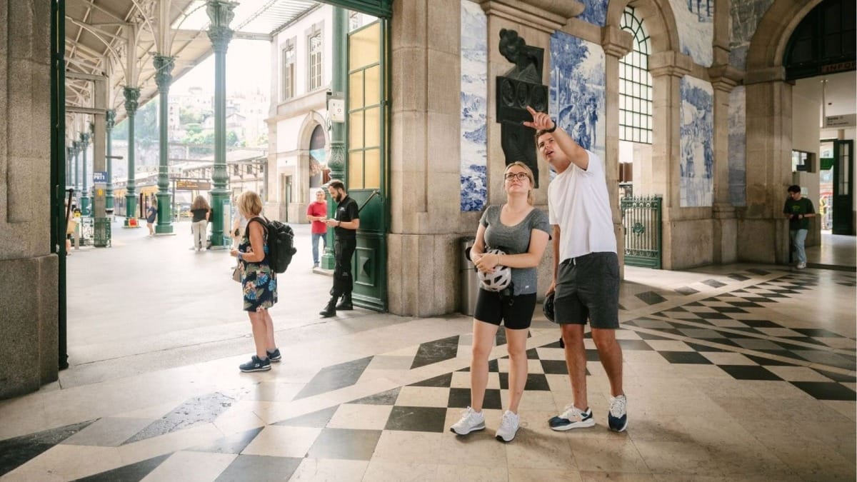 Arrêt du circuit à vélo électrique à Porto pour admirer les célèbres panneaux d'azulejos de la gare de São Bento