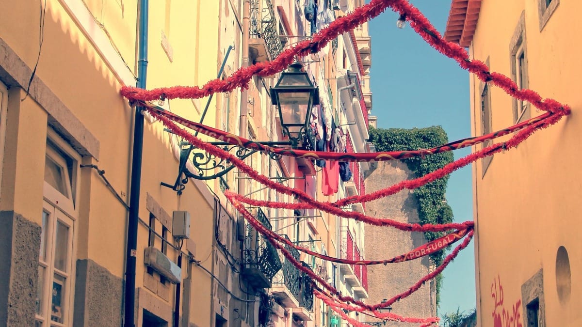 YDTa lisbon food tour typical streets alfama