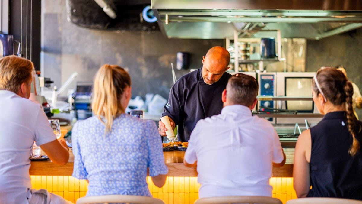 Disfruta de un asiento en primera fila en la mesa del chef durante tu experiencia culinaria en Madeira
