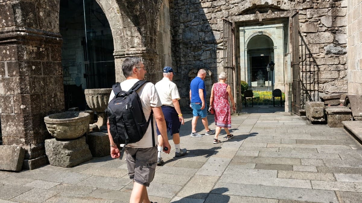 Visitantes a descobrir o exterior da Sé de Braga antes de iniciarem uma visita guiada às suas capelas.