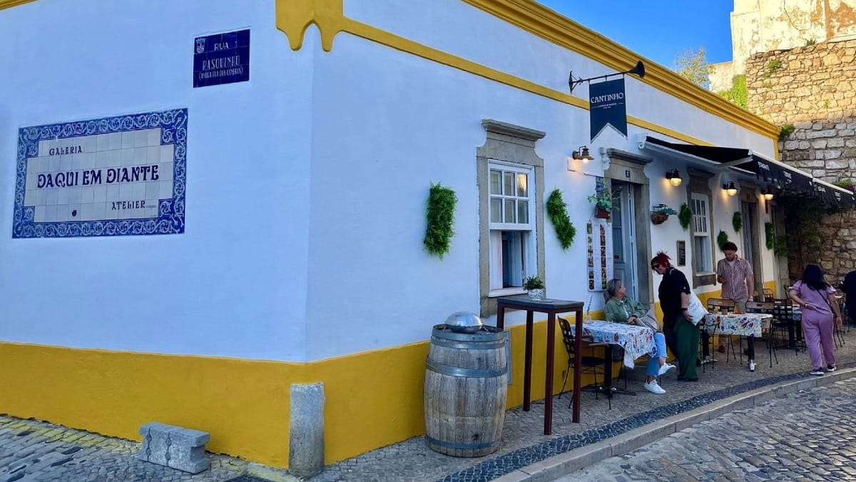 Taberna autêntica com mesas ao ar livre e ambiente típico no coração da Cidade Velha de Faro