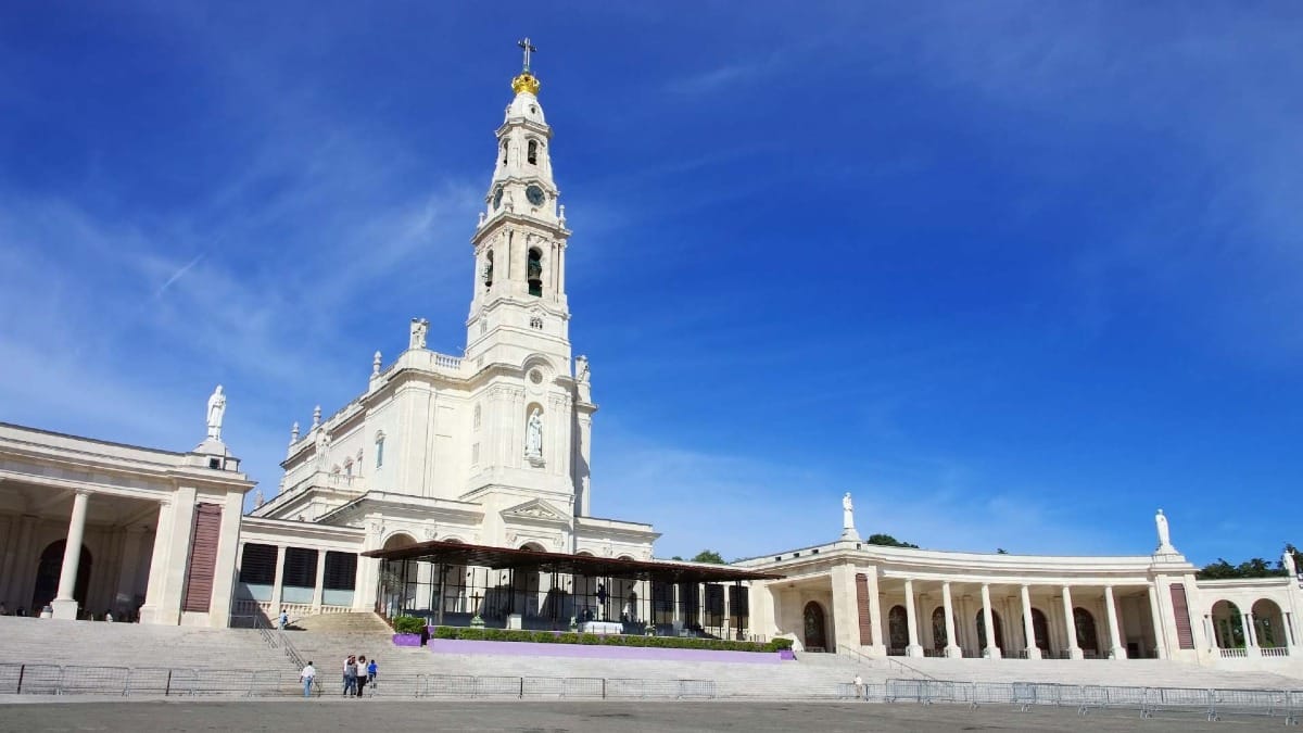 El Santuario de Fátima, con su emblemático campanario y altar al aire libre, un lugar de reunión central para los peregrinos.