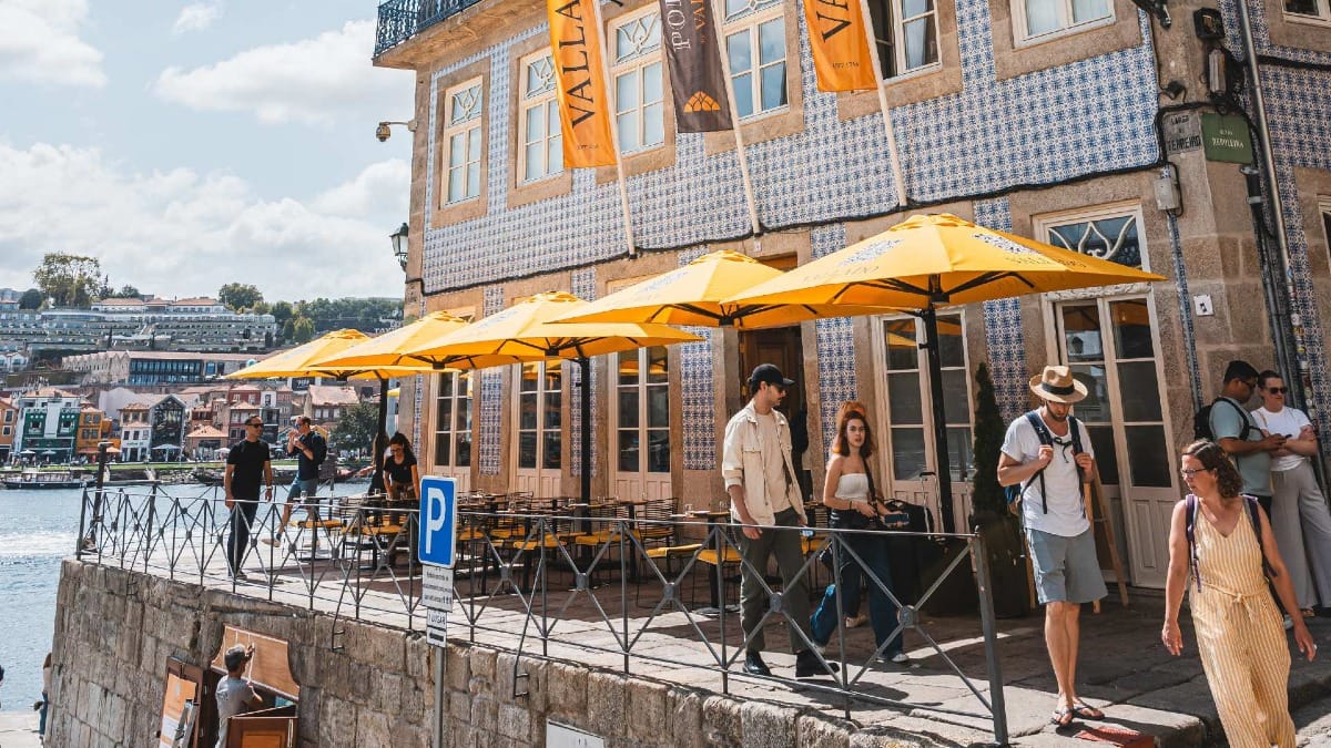 Bouteilles de vins du Douro et de Porto présentées dans un bâtiment historique restauré
