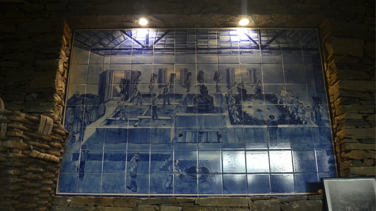 Azulejos tradicionais portugueses numa adega familiar no Vale do Douro