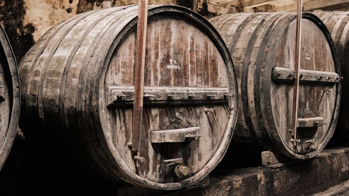 Close-up de barris de madeira de 4000 litros que armazenam vinho do Porto na Quinta do Vallado, no Vale do Douro
