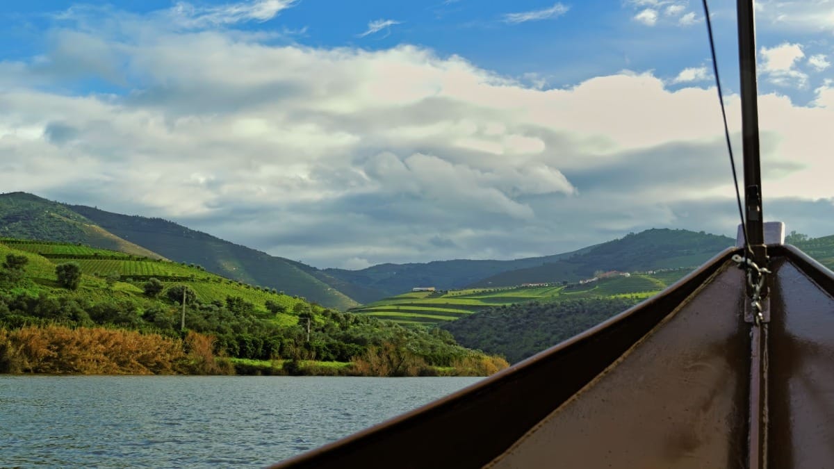 Crucero por el Río Duero saliendo desde Pinhão en el corazón del Valle del Duero durante un tour guiado de vinos con Cooltour Oporto