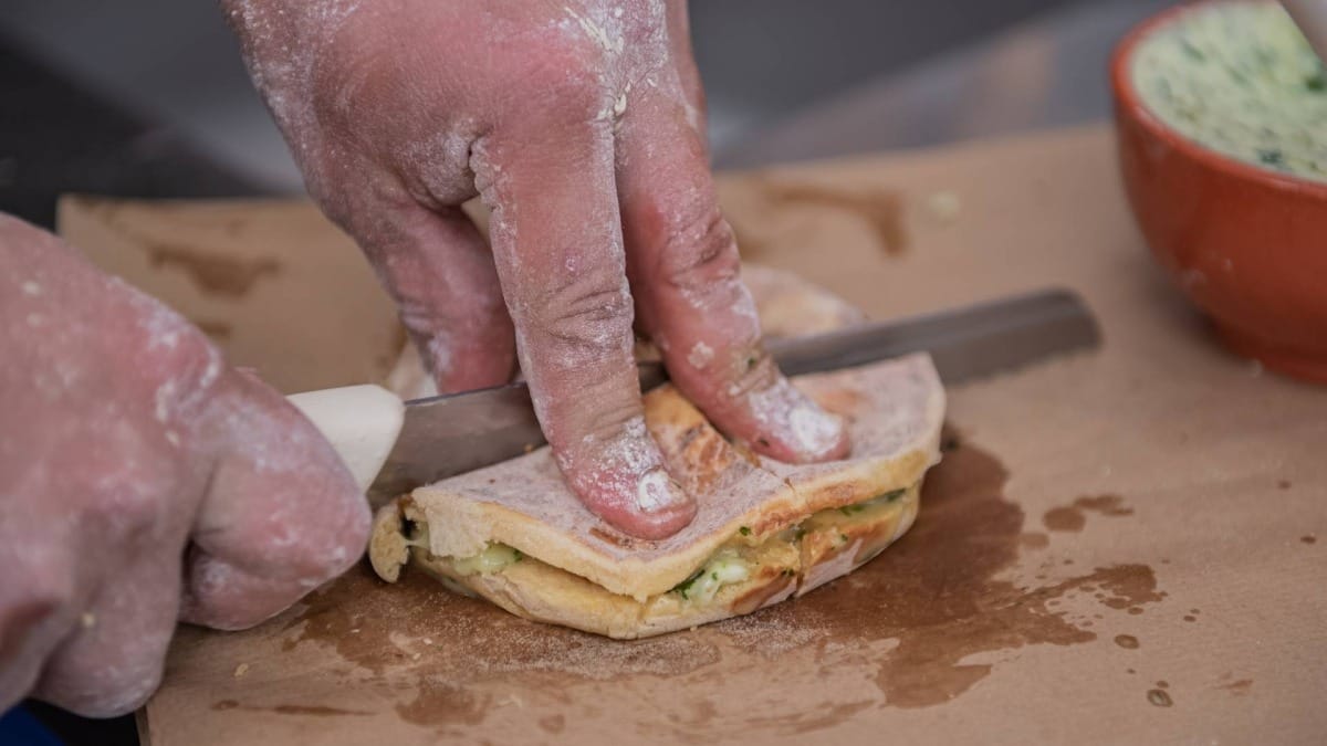 Découvrez comment est préparé le bolo do caco, l'un des plats traditionnels les plus emblématiques de Madère