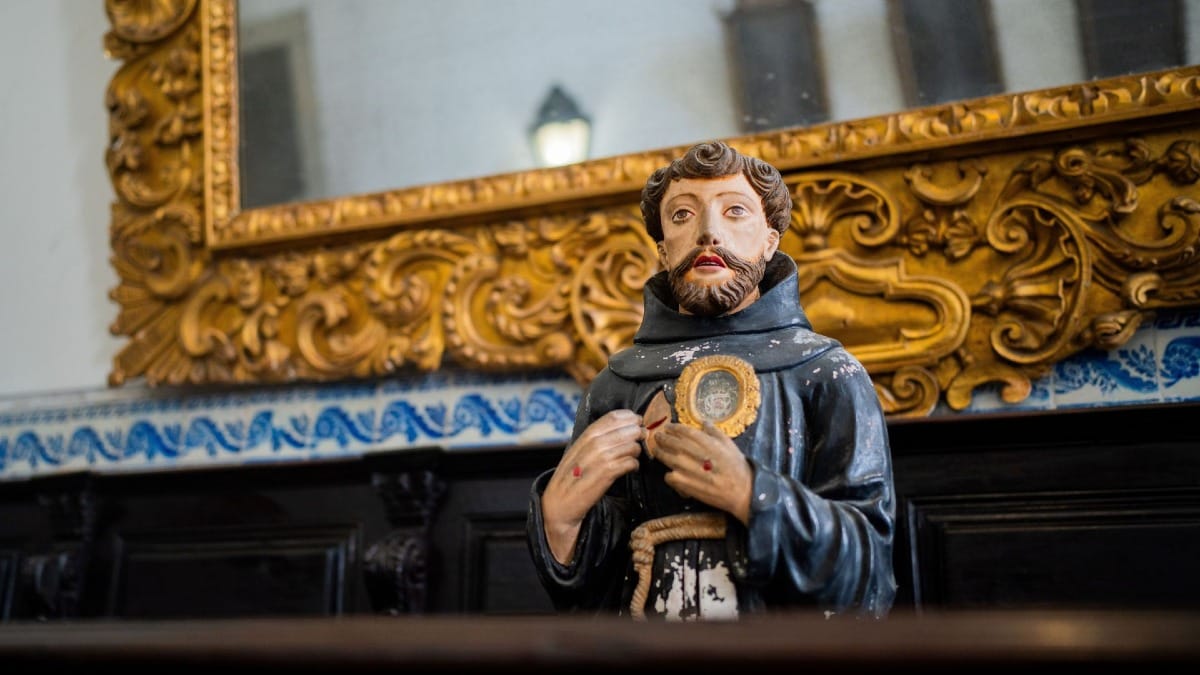Statue religieuse et détails architecturaux à l'intérieur d'un monastère historique à Porto, Portugal