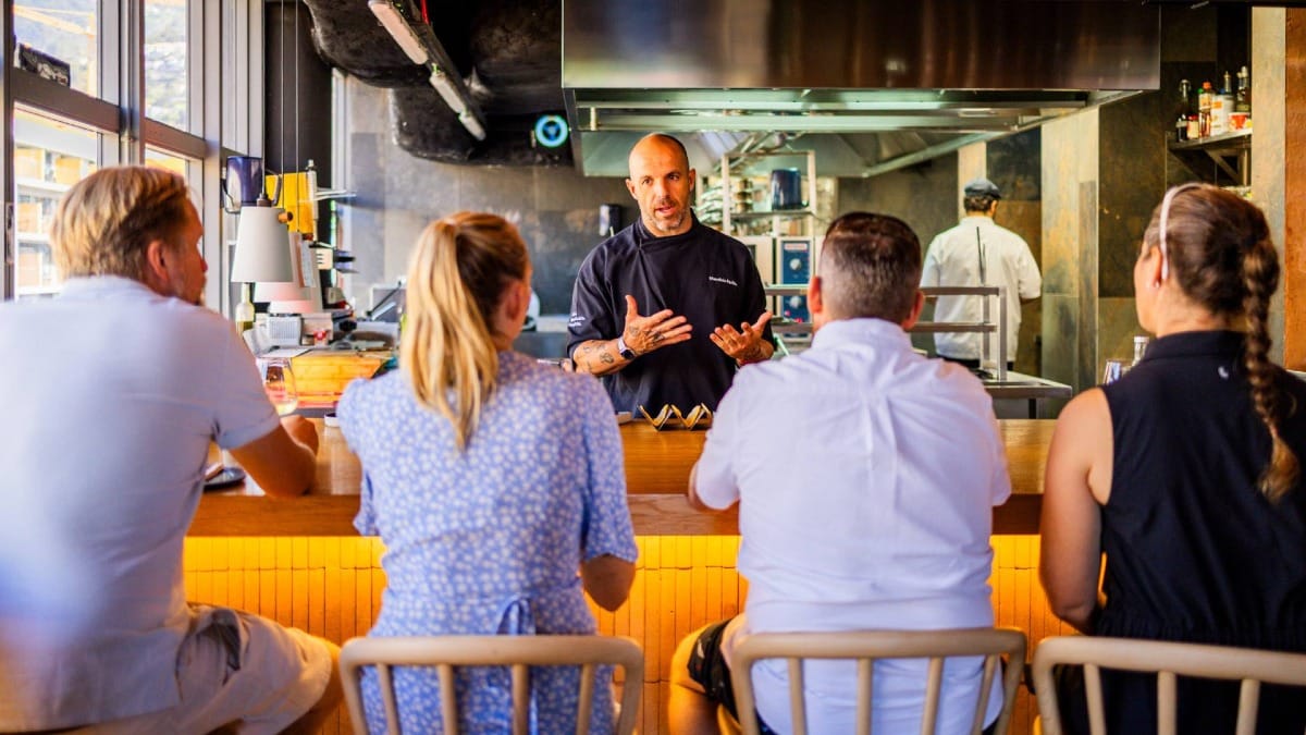 Disfrute de una experiencia íntima en la mesa del chef en un ambiente de grupo reducido