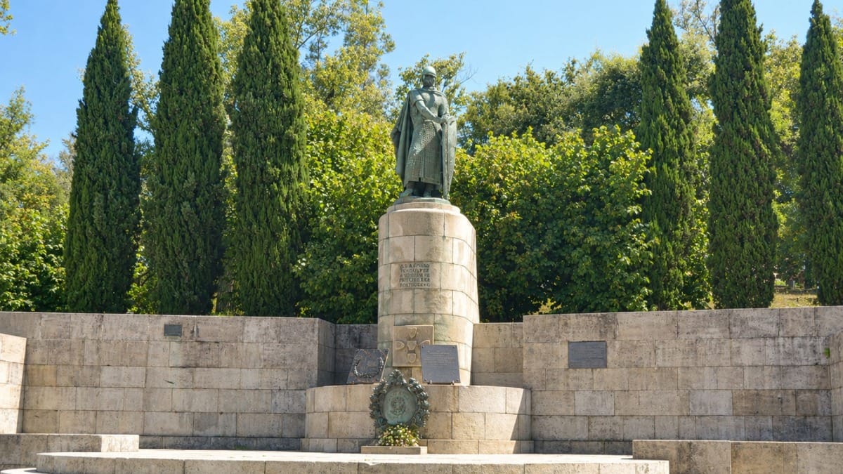 Monumento a D. Afonso Henriques, primeiro rei de Portugal, junto ao Castelo de Guimarães.