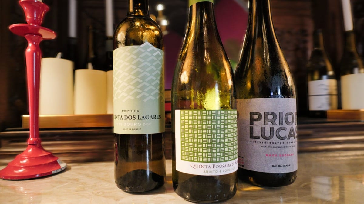 Vinho Verde, branco e espumante servido num copo durante uma prova de vinhos premium no Porto