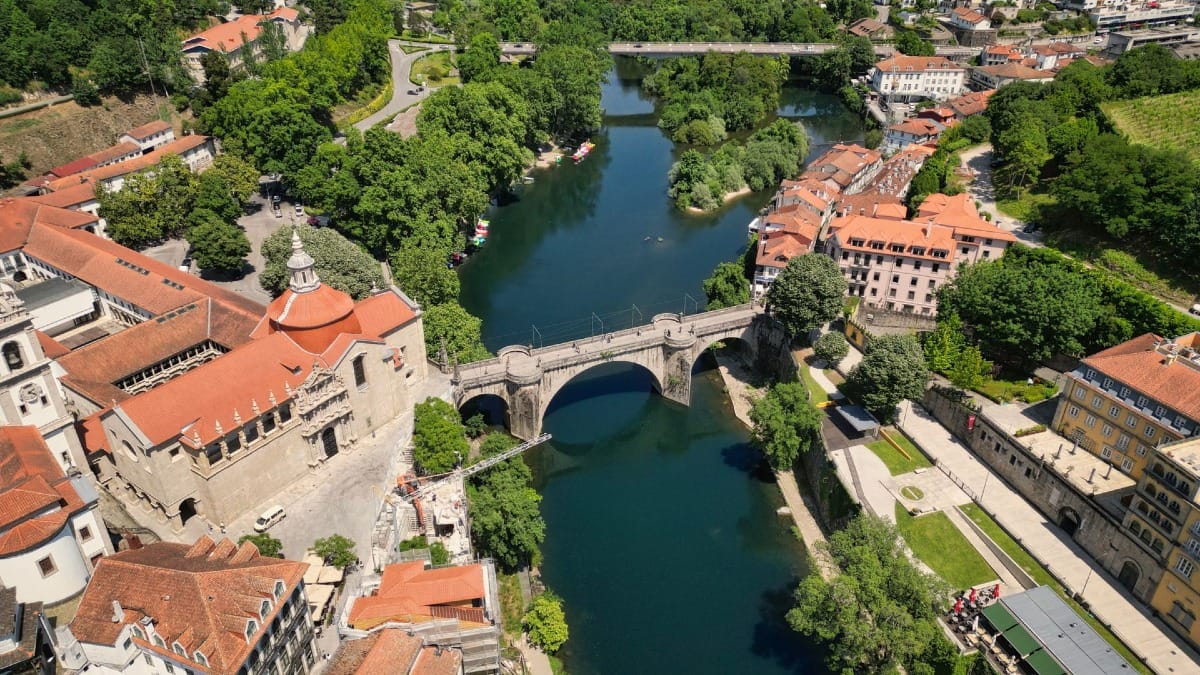 Vue aérienne de la ville d'Amarante, du fleuve Tamega et du parc fluvial | Cooltour Oporto
