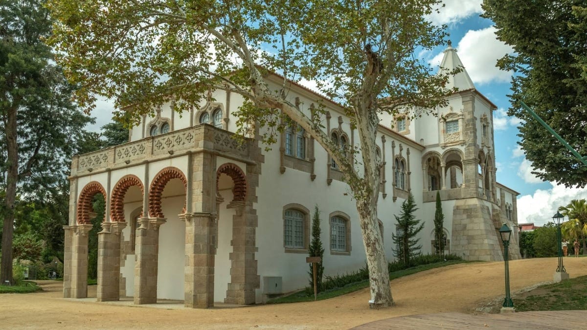 El Palacio Real de Évora enmarcado por sus elegantes jardines, que reflejan el pasado real y noble de la ciudad.