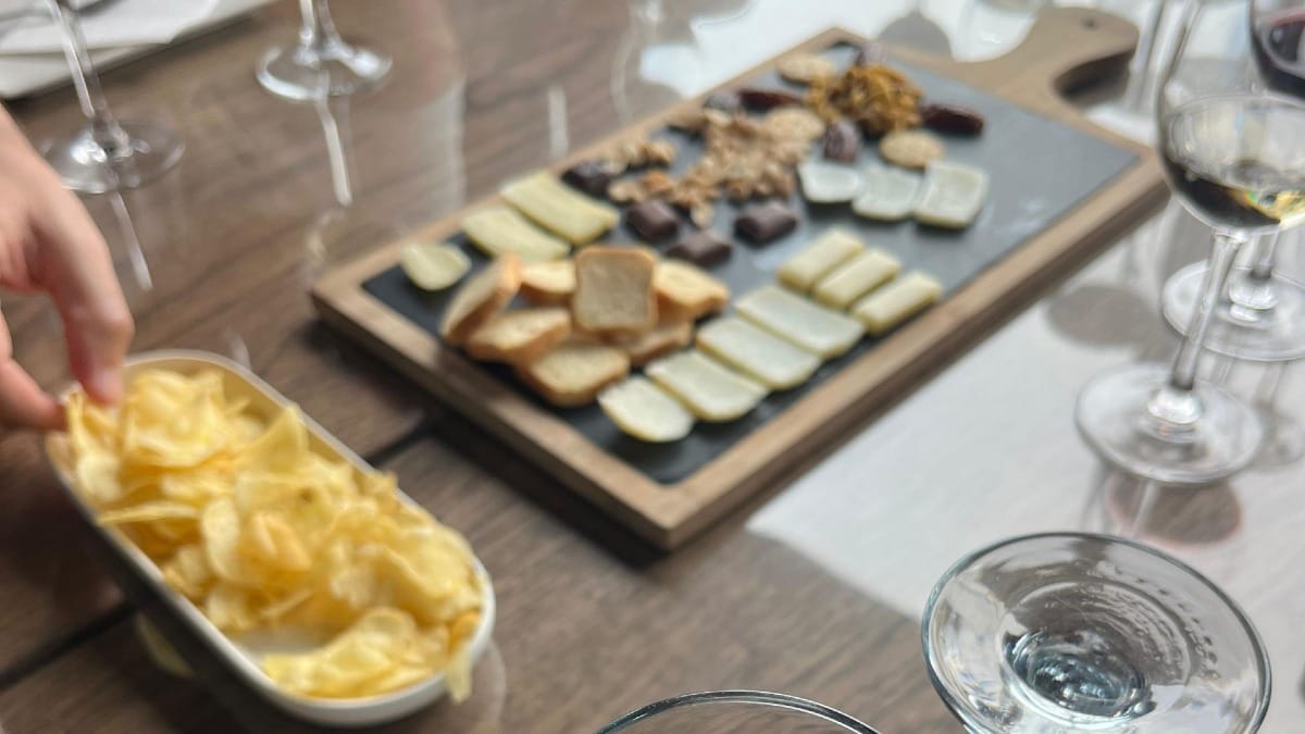 Tabla de degustación con quesos y aperitivos locales maridados con vino de Oporto.
