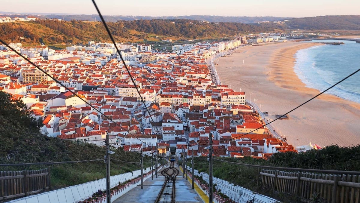 fRnj nazare funicular panorama beach rooftops