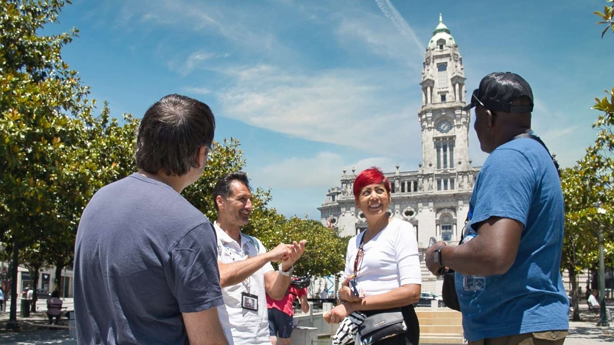 Commencez votre aventure à Porto sur l'Avenida dos Aliados, le grand boulevard couronné par la tour de l'hôtel de ville.
