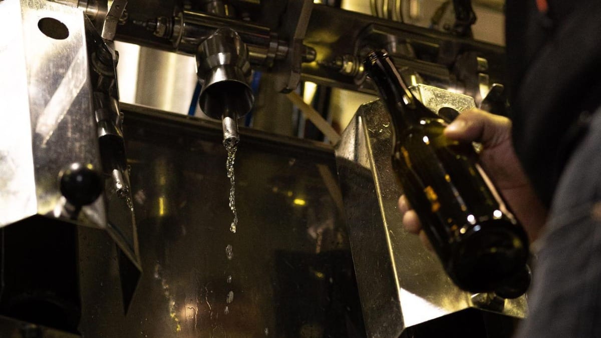 Mise en bouteille du vin dans une ferme de la région du Vinho Verde | Cooltour Oporto